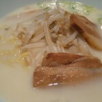 天福 - 回鍋肉定食のラーメン(とんこつラーメン)