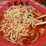 濃厚蟹みそラーメン 石黒商店 - 麺に細かくまとわりつく赤い唐辛子がハバネロ？？