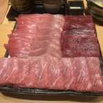 すが弥 - 鮪四種の揃い踏み。両脇の中トロと赤身は宮崎の170kg。真ん中の中トロは壱岐の41kg。手前の大トロは伊豆下田産です