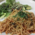 ヴェルデ・レガーロ - 201204  ヴェルデ・レガーロ　ランチセット（キノコとツナのトマトパスタ＋サラダ＋メイン（ローストサーモン）.jpg