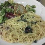 ヴェルデ・レガーロ - 201204 ヴェルデ・レガーロ　ランチセット（ジャコとほうれん草のクリームパスタ＋サラダ＋メイン（ローストサーモン）.jpg