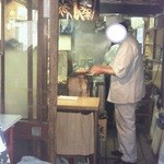 吾妻家 - 大将の焼く姿