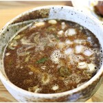 麺吉 - 濃厚つけ汁。パッ見分かりませんがこれで玉ねぎ増しになってます。