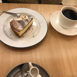 カフェ ドルフィン - ベイクドチーズケーキ　珈琲