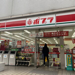 Popura - お店の外観
                      
                      西日本沢山店舗がある印象なんだけど
                      
                      会社の近くにもある。
                      
                      実は唐揚げ弁当が大人気のコンビニ