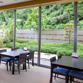 日本庭園を眺めながらのお食事