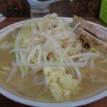 ラーメン二郎 - こう見えても表面には液体脂が浮いていますよ