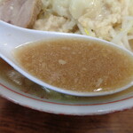 ラーメン二郎 - 軽くレンゲを入れるとこう！