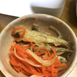 魚栄 - わかさぎは揚げて南蛮酢に漬けていただきます。これで一山300円かあ。びっくり。