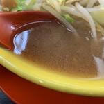 ラーメン イエロー - 程ほどに乳化されたスープ。旨味たっぷり