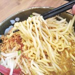 ど・みそ - みそカレーらーめん980円(税込)
            味噌とカレーが喧嘩することなくバランスもとれており、山椒も効いていてスパイシーな一杯に仕上がっています。