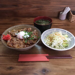 くいもの屋 さらい - 温玉ショウガ焼き丼　サラダ・シャーベット付