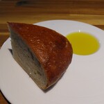 リズエアール - 自家製フォカッチャとオリーブオイル