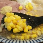 灼味噌らーめん 八堂八 - コーンをお願いすると穴あきのレンゲが付いてきます