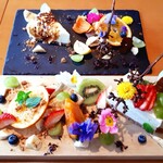 猫町文庫 - 奥＊ブリュレアチーズケーキ(750円)、手前＊季節のフルーツとレアチーズケーキ(730円)