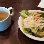 Ikinari Suteki - ランチセットに含まれているサラダとスープです。