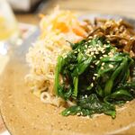 本気焼肉 肉とめし 肉寿司 - ナムル盛り