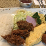 深川煉瓦亭 - Ｂランチ１２５０円。カキフライ、挽肉入りのオムレツ、メンチボール。牡蠣は小ぶりですが、味が濃く、美味しさは感じます(^｡^)。でも、火が通り過ぎて。。。