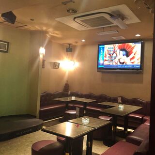テーブルにソファ席、ステージも用意。二次会の会場としても多く利用されています。
