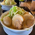 野菜が美味しい鶏豚ラーメン まる重 - 豚スペシャル大満足確定