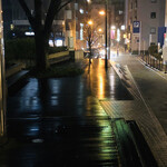 Sugaya - ヒルズ側から見た麻布十番の通りの入り口です。濡れた路面に風情を感じます