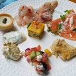 ヴェンタリオ - 前菜2。定番のフムス(手前右)が美味しい。