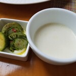 ヴェンタリオ - ホタテの前菜と、温かいポテトスープ。