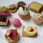 ヴェンタリオ - デザート達手前のイチゴタルトと花のチョコが乗っているチーズケーキが美味しかった