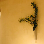 すが弥 - 壁の飾り物。ピンクのヒペリカムとコデマリです