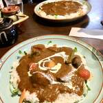 国立カレー処 いんでぃ庵 - 野菜カレー+生卵(手前) 、　ポークカレー大盛り(奥)