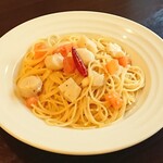 Spaghetti with scallops and fresh tomatoes