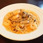 Shrimp and mushroom spaghetti with tomato cream sauce