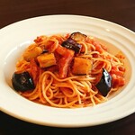 Fried eggplant and bacon spaghetti with tomato sauce