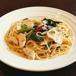 Chicken breast and spinach spaghetti with oil sauce