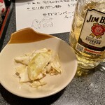 鳥屋 - お通しはキャベツの和え物が小皿で280円(外税)