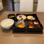 アパホテル - 和定食(銀鮭、出し巻卵、紅白かまぼこ、昆布佃煮、はじかみ、野菜の炊き合わせ(がんも、人参、こんにゃく、オクラ)、茄子田楽、鶏真丈、焼き長芋、ブロッコリー、春雨の酢の物、ひじき煮、香の物ほか)
