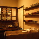 土家 - 店内；趣のある器たち・・・