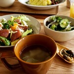 Hungry - メイン、サラダ、スープ付きで1000円以下　ドリンク+200円でタピオカにも変更可