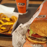 A&W - モッツァバーガーとチリチーズカーリーフライ