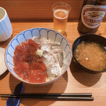 京すし - ハーフ丼(鉄火・あじ)1,300円
            瓶ビール大