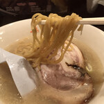 Nidaime Banraiken - 麺は細ストレートな玉子低加水麺。フスマの入る全粒粉の麺です。