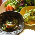 かえるcafe - サラダもたっぷり山盛りだし、副菜が３品もあるのが嬉しいね。
