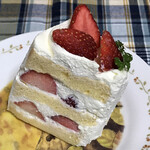 125701887 - プレーンシフォンケーキと生クリームを合わせたショートケーキ！！