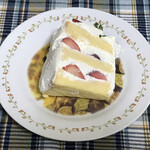 125701890 - ふわふわシフォンケーキと生クリームの相性抜群！