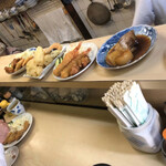 お食事処 まつおか - カウンターに乗せられたオカズ