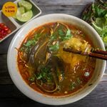 加入特制越南中部名产田鳗鱼的粉丝汤
