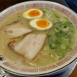 博多ラーメン片岡屋 - ラーメン玉子入り