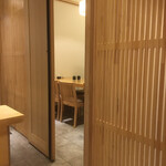 Yakitori Taira - 奥には半個室のテーブル席