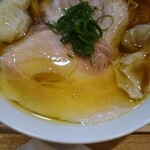 飯田商店 - 鶏油が浮くコクのあるスープ