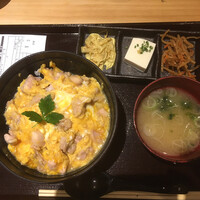 焼き鳥 平良 - 第１Ｒは親子丼1,200円（税込） 味噌汁と３品付け合わせ